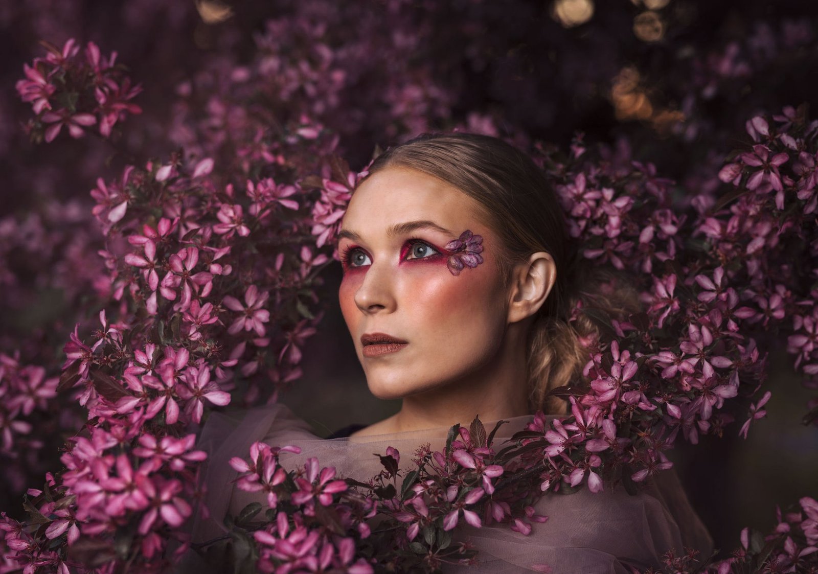 Makeup-look med blommor