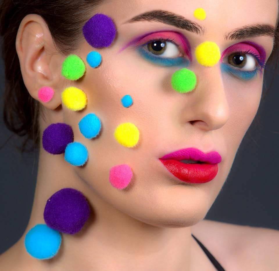 Kreativ makeup med pompoms